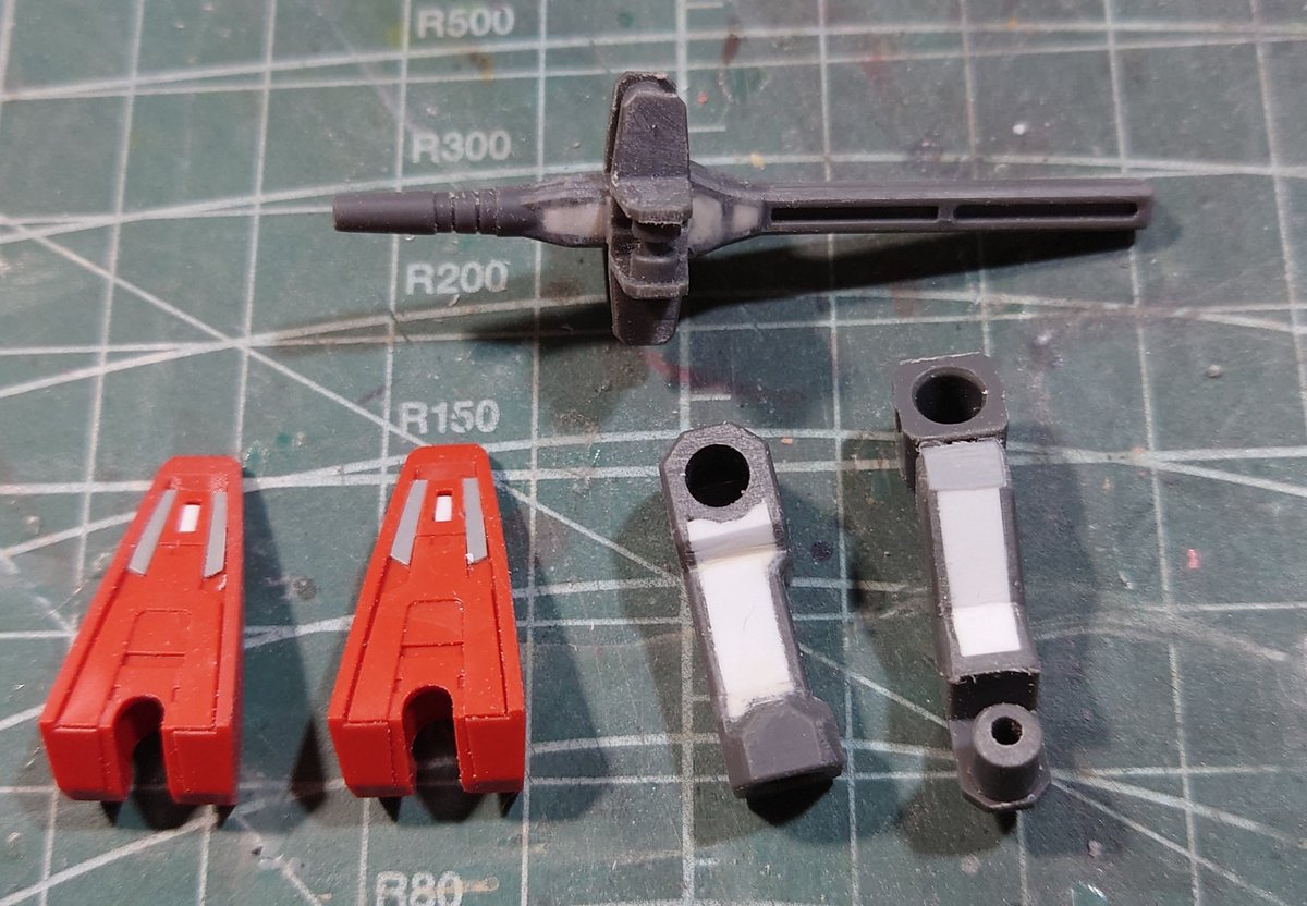 前回からちまちまとやってた #キャリバーン の肉抜きを埋める作業が大体目処が立ちました。あとは砲身で2、3mm延長して先端のラインを横から見て段差がない感じに修正。そろそろサフ吹けるかなー。
#キャリバーン
#水星の魔女