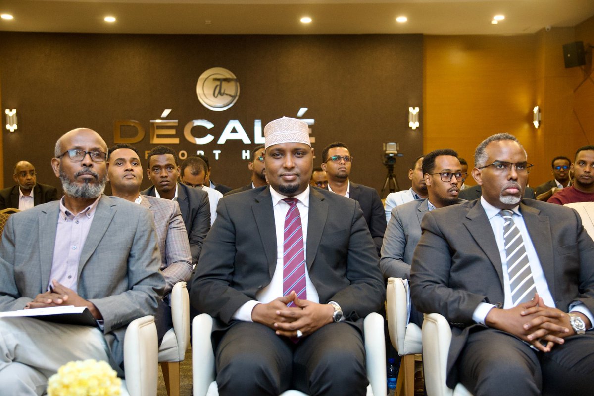 RadioMuqdisho's tweet photo. Minister of Planning @HonBeenebeene unveiled a new report on Investment Opportunities in Professional Services, offering insights into the sectorโs potential. It is the sixth investment priority study released to boost Somaliaโs economic strategy. ๐ธ๐ด๐ #SomaliaDevelopment https://t.co/yyC19TRvQe