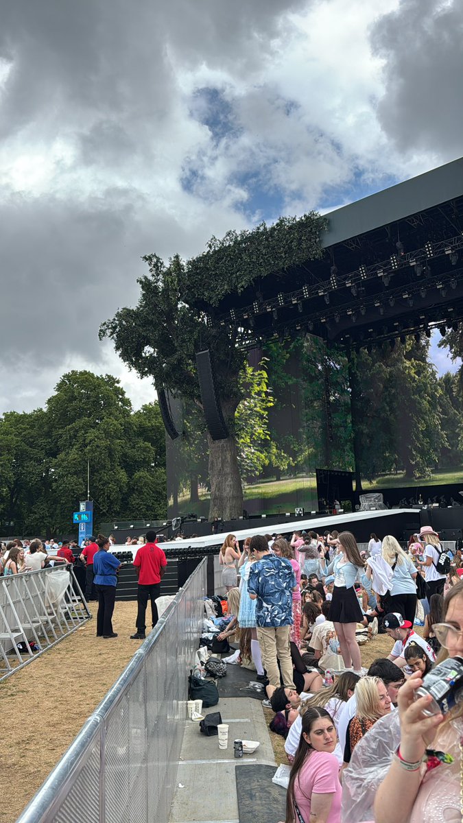 Okay I’m not close to the stage but at least we will see her walk from down there ☺️☺️☺️