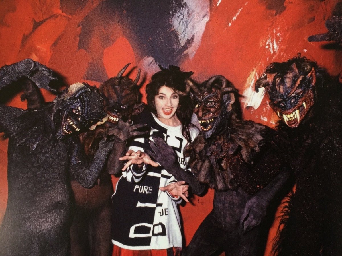 Kate Bush e uns demônios no set de The Line, The Cross and The Curve (1993)
