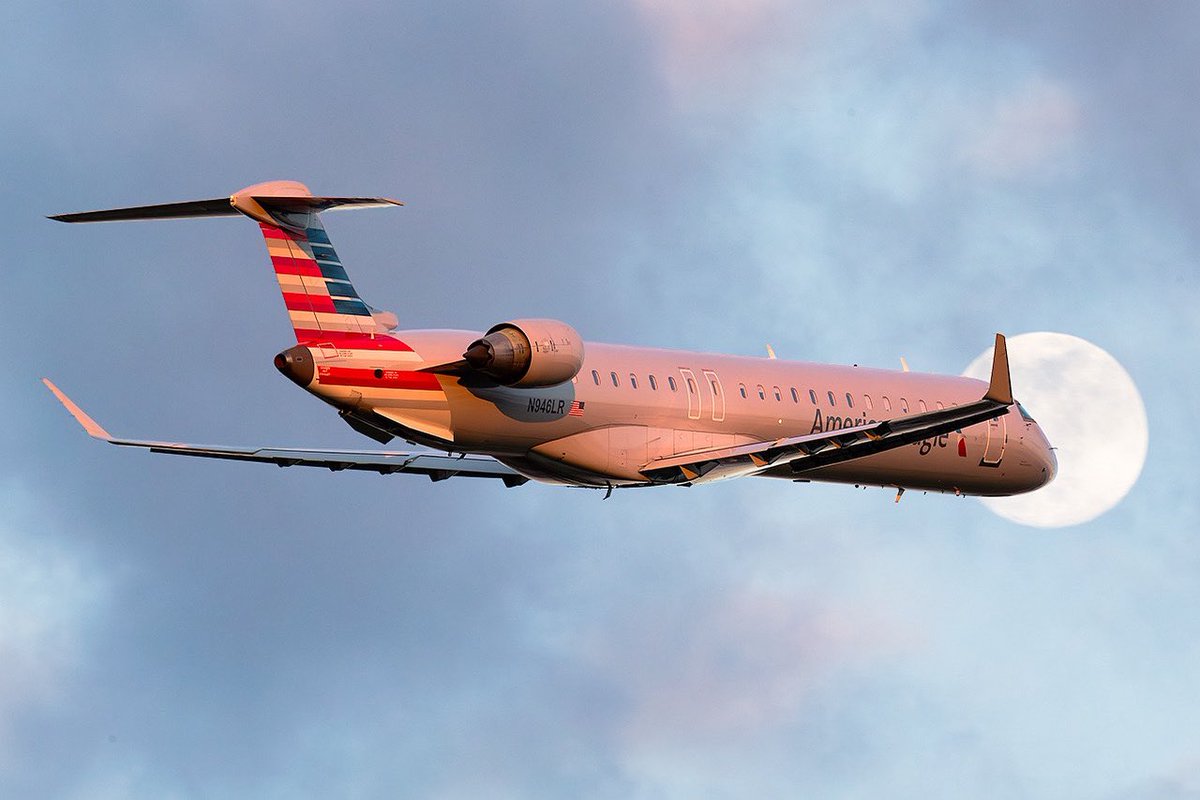 GFBAvPhoto's tweet image. 15R
 #IAH #KIAH  #photography #AvGeek #HoustonSpotters #gfb_2025 #CRJ #N946LR #mesaairlines #americaneagle
