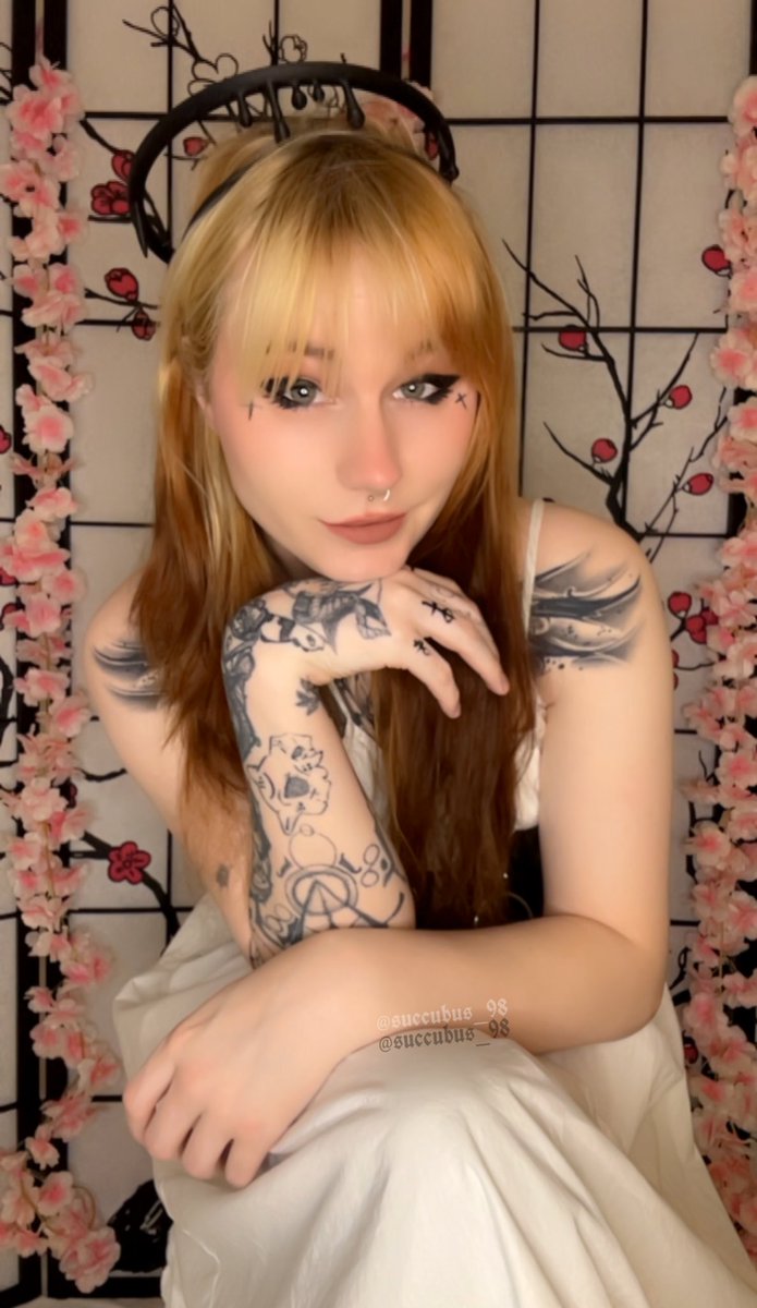 Amber Hawking tweet media