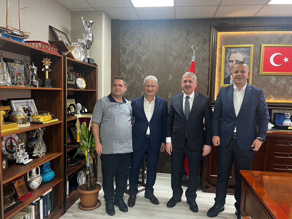 Ticaret Bakan Yardımcımız Sayın Mahmut Gürcan ve önceki dönem İl Başkan Yardımcımız Sayın Akın Bayram’ı ilçe başkanlığımızda ağırlamaktan büyük memnuniyet duyduk. Nazik ziyaretleri ve destekleri için teşekkür ediyoruz. AK Parti’mizin güçlü kadrolarıyla, hem sahada hem masada