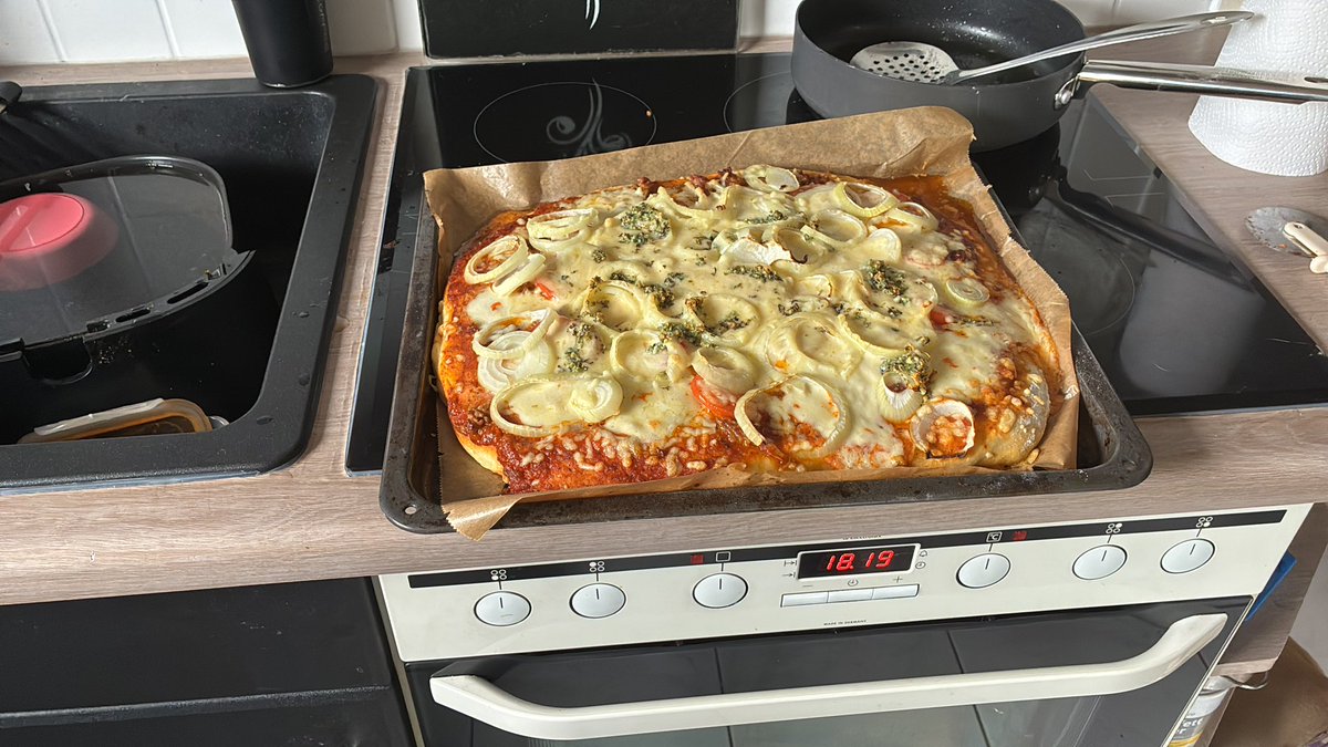 Gibt Pizza kommt her. 
Aber ist dezent Knoblauch drauf