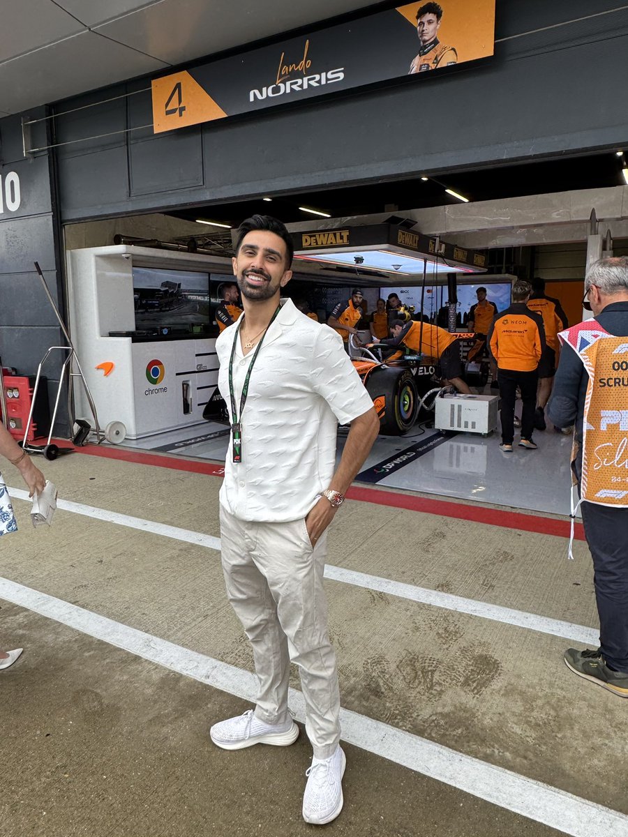 Vikkstar123's tweet image. When you post up at the right garage pre-race 😄