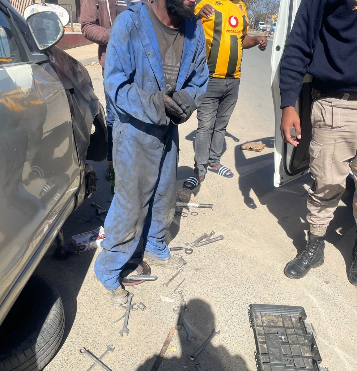 ♦️HAPPENING NOW♦️

JMPD BMU Units are actively enforcing municipal by-laws along South Africa Road, where a tool box used for illegal vehicle repairs on a public road has been impounded.

Residents are reminded that public roads are not repair zones. Conducting mechanical work in