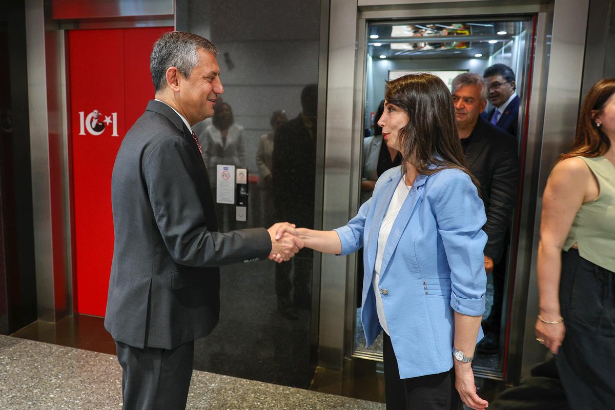 Genel Başkanımız Özgür Özel, DEM Parti Eş Genel Başkanı Tülay Hatimoğulları ve beraberindeki heyet ile Genel Merkezimizde bir araya geldi.