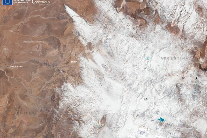 Gurun Atacama Chili yang dikenal sebagai tempat terkering di Bumi pada tanggal 1 Juli 2025 mengalami fenomena langka hujan salju. 

📷European Union
Copernicus Sentinel-2 imagery/WMO