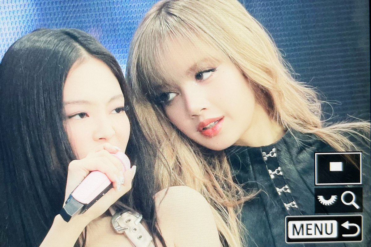 bvlgrlisa's tweet photo. someone who look at you like this?!?!?!?!?!?!?!?!? https://t.co/1gpSxnzkNP