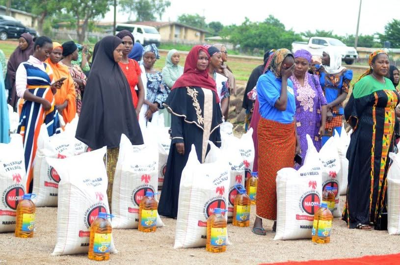 thediggernews's tweet image. Check out this article:𝗡𝗔𝗢𝗪𝗔 𝗱𝗶𝘀𝘁𝗿𝗶𝗯𝘂𝘁𝗲𝘀 𝗽𝗮𝗹𝗹𝗶𝗮𝘁𝗶𝘃𝗲𝘀 𝘁𝗼 𝘄𝗶𝗱𝗼𝘄𝘀 𝗮𝗻𝗱 𝗼𝗿𝗽𝗵𝗮𝗻 - thediggernews.com/2025/07/06/nao… 

#NAOWA #NigerianArmy #Palliatives #WidowsAndOrphans #HumanitarianOutreach #NADCEL2025 #ArmyWives #CommunitySupport