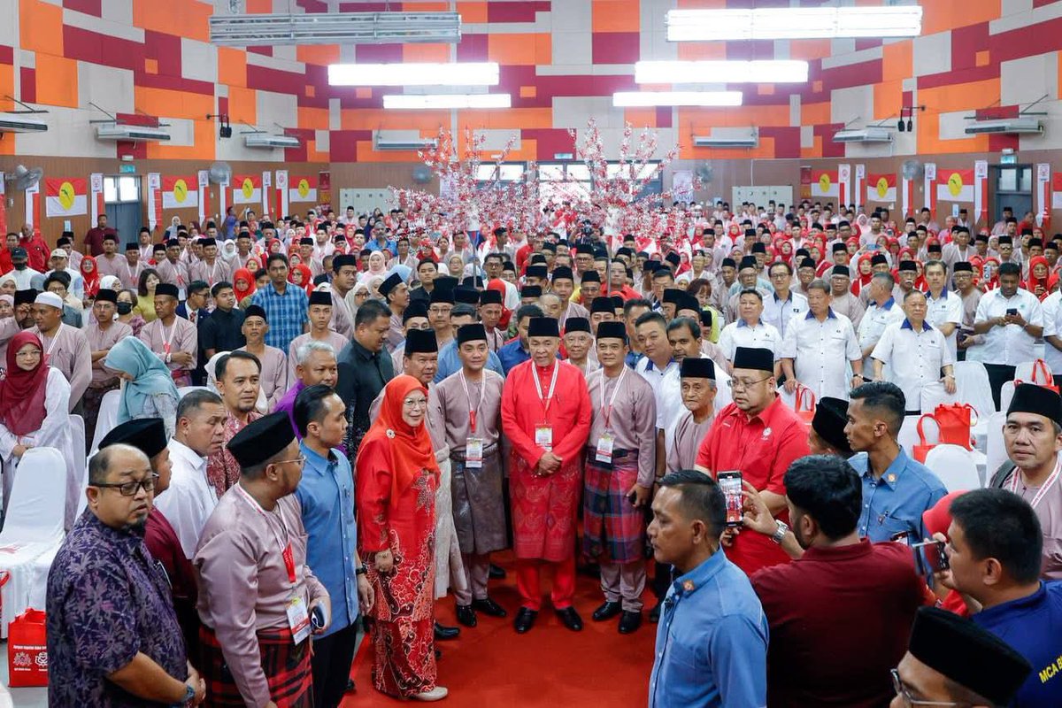 onnhafiz's tweet photo. Syukur Alhamdulillah, saya berkesempatan mengiringi YAB Dato' Seri Dr. Ahmad Zahid Hamidi, Presiden UMNO merangkap Timbalan Perdana Menteri, merasmikan Mesyuarat Perwakilan UMNO Bahagian Segamat yang berlangsung di Dewan Muafakat Taman Yayasan, Segamat.

UMNO lahir di Istana Besar Johor, berlandaskan perjuangan suci demi memartabatkan agama, bangsa dan tanah air. Maka, setiap kemenangan, jawatan dan mandat yang diberi harus diterjemahkan melalui perkhidmatan yang tulus dan terbaik kepada rakyat.

Tahniah diucapkan kepada YB Dato' Zahari bin Sarip, Ketua UMNO Bahagian Segamat merangkap Pengerusi Jawatankuasa Pertanian, Industri Asas Tani dan Kemajuan Luar Bandar, serta seluruh kepimpinan UMNO Bahagian Segamat atas komitmen dan kesungguhan memperjuangkan nasib rakyat, khususnya di Segamat.

Saya menyeru kepada seluruh ahli UMNO Johor untuk terus bersatu, berpandangan jauh dan bermuafakat dalam mempertahankan wadah perjuangan ini. Negeri Johor, sebagai tempat kelahiran UMNO, mesti terus menjadi benteng kukuh parti keramat ini.

Saya berharap UMNO akan kekal sebagai platform perjuangan yang utuh dan relevan dalam membawa suara rakyat, mempertahankan maruah bangsa dan menempuh cabaran politik dengan jati diri dan semangat yang tidak luntur. Semoga segala usaha kita sentiasa dalam lindungan dan keberkatan Allah SWT. Insya-Allah.

Allah Peliharakan Sultan
Allah Berkati Johor

#BangsaJohor #MajuJohor #JohorBersih #JohorSelamat #XtifJohor #UMNOJohor
#UMNODuluKiniDanSelamanya