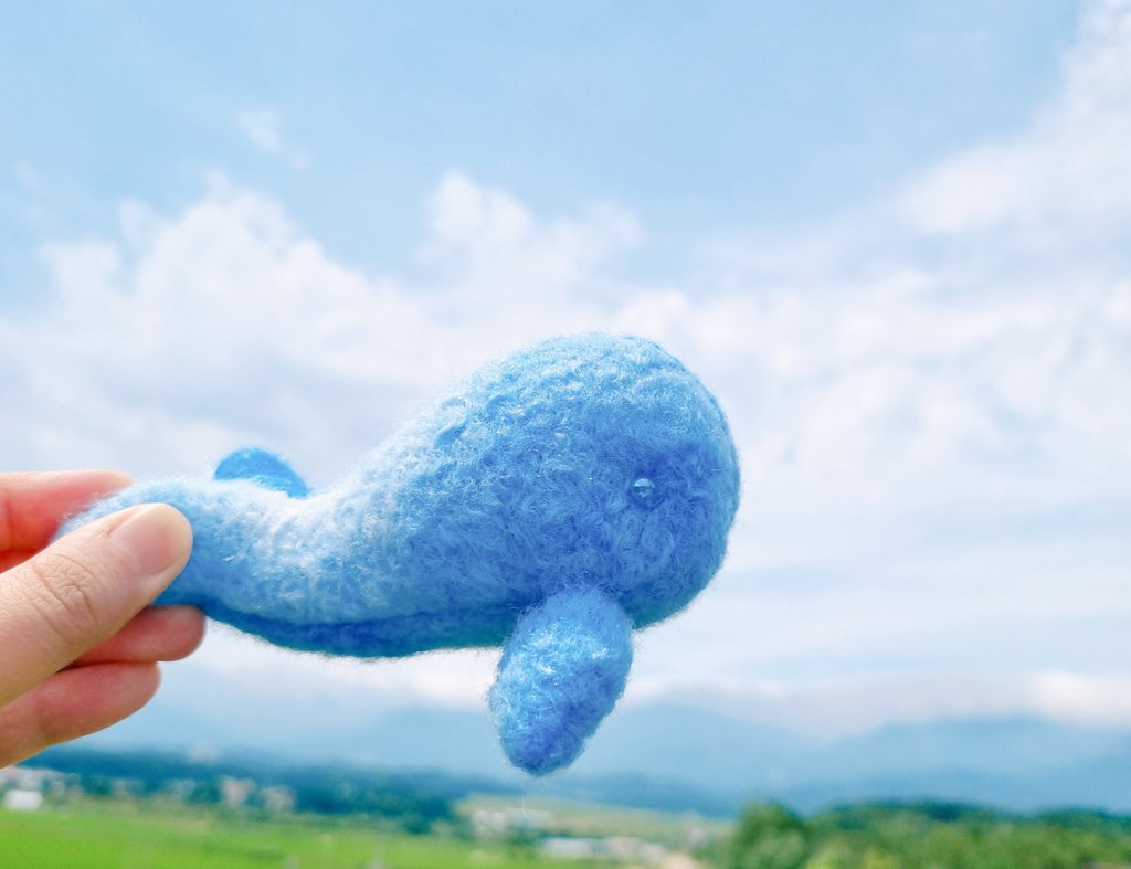 오랜만에 알티 이벤트 열어 봅니다!
8일까지 알티 + 팔로 주신 분 중 한분을 뽑아 여름 하늘을 닮은 고래🐋  한마리 선물로 보내 드려요 :D