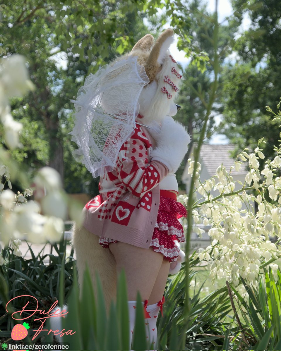 DeliciousNDulce's tweet photo. A fox in the flowers~ https://t.co/dC4nITX4Vo