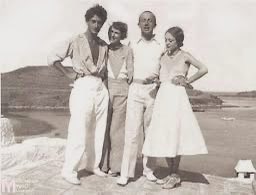 🌿à Gala 
      à Salvador Dali,
      l’amour et la mémoire 

Paul Éluard / Dédicace sur Le livre ouvert

Dali,Gala, Éluard, Nusch