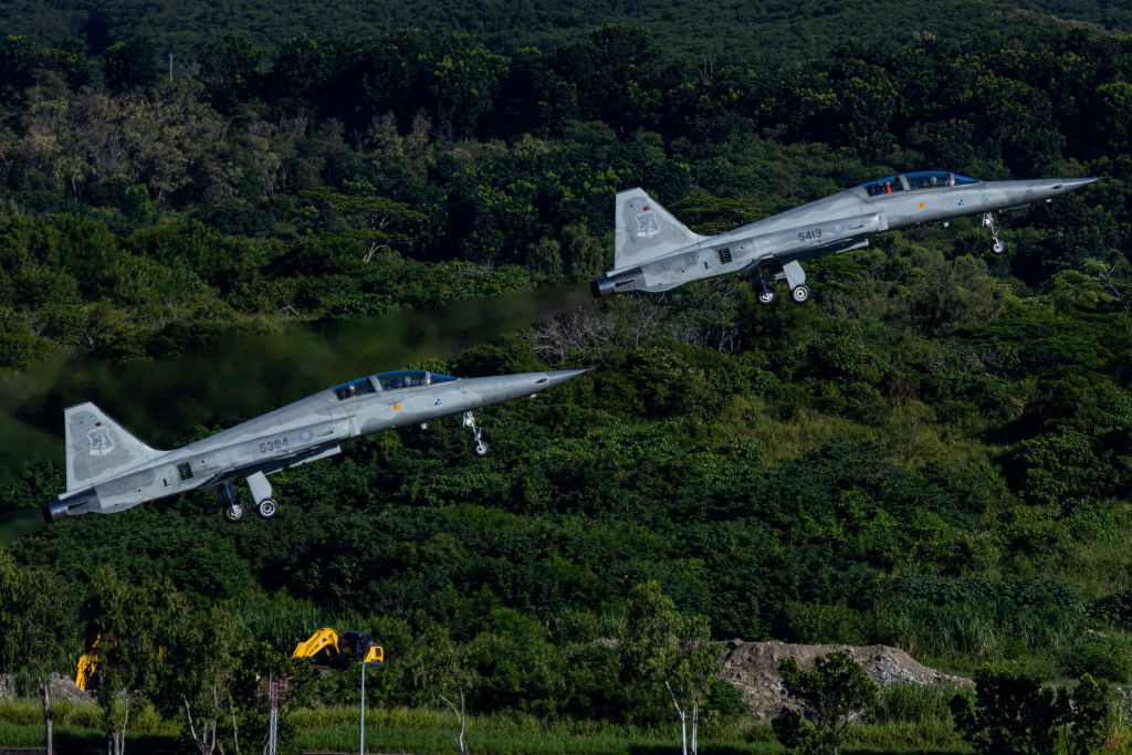 Taiwan neemt afscheid van zijn F-5 gevechtsvliegtuigen businessam.be/taiwan-afschei… #Taiwan #F5Vliegtuigen #Luchtverdediging #Defensie #F16V
