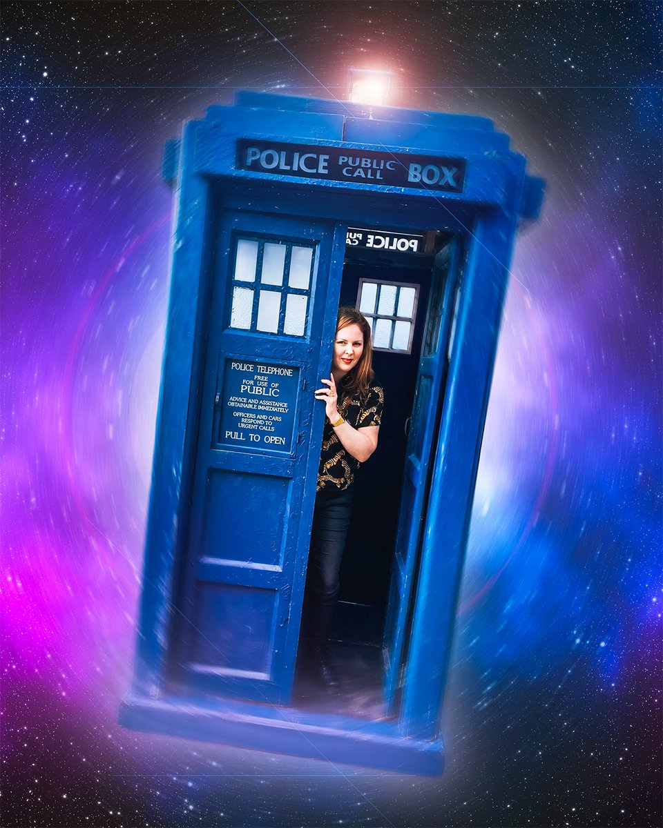 EmDarkOfficial's tweet image. 🚨 Autograph guests arrived in style at the Shed of Hell in Rushden! Huge thanks to everyone who stopped by my table, it was lovely to see you. More pics later this week. Photo edit by me (who else?)
. . .
#AutographSigning #ShedOfHell #Convention #DoctorWho