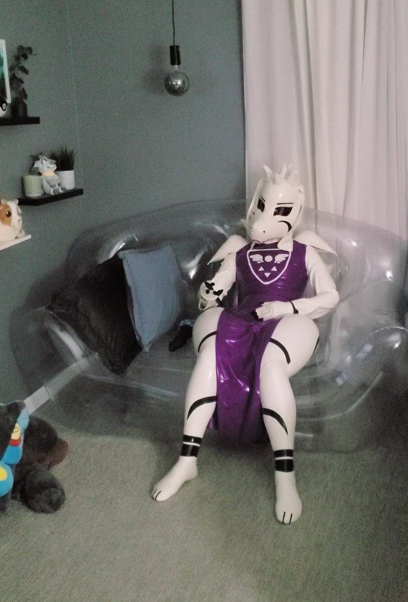 What do you think he's watching? ✨️🐐📺

#latexfur #latexAsriel