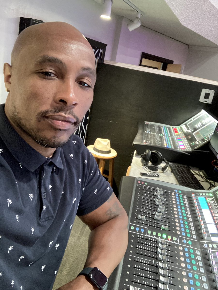 Daboyruff's tweet photo. Bonjour!

#yoursoundguy https://t.co/MBZH8qbg9f