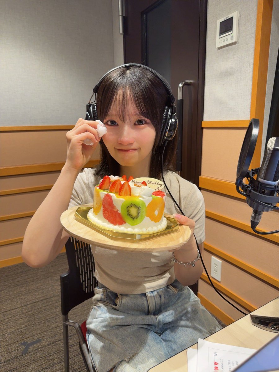 このあと23:30〜！！！！！！
新曲『ジェラシーナイフ』初公開です！
誰かを憎む心は自分を傷つけるナイフなのです！
真面目にスピ論語ります！🔪

ケーキ貰って爆泣きしました！
#週末音楽室