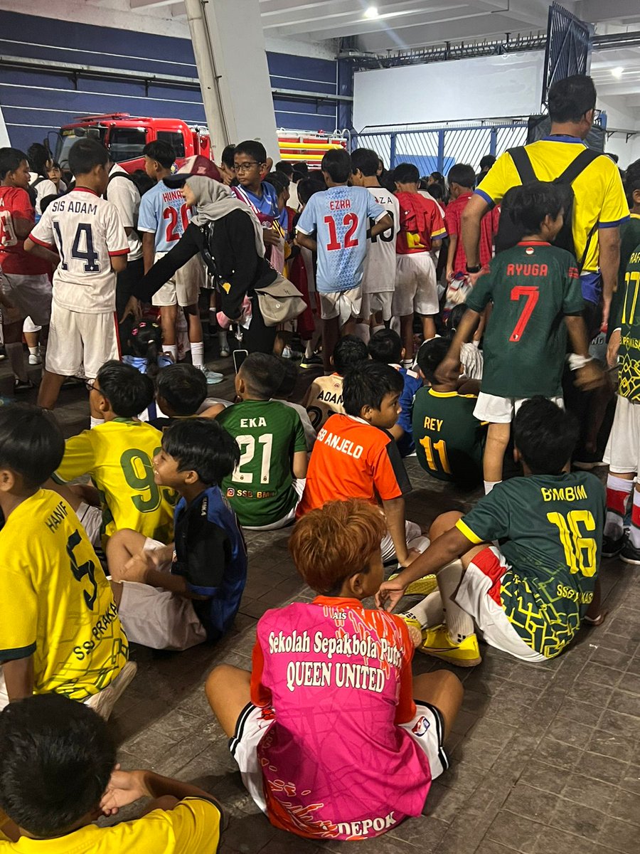 Momen AksiJuggling AnakBangsa di laga semalam itu beneran bikin stadion bergemuruh. Aura bintangnya dapet banget euyy #PialaPresiden2025