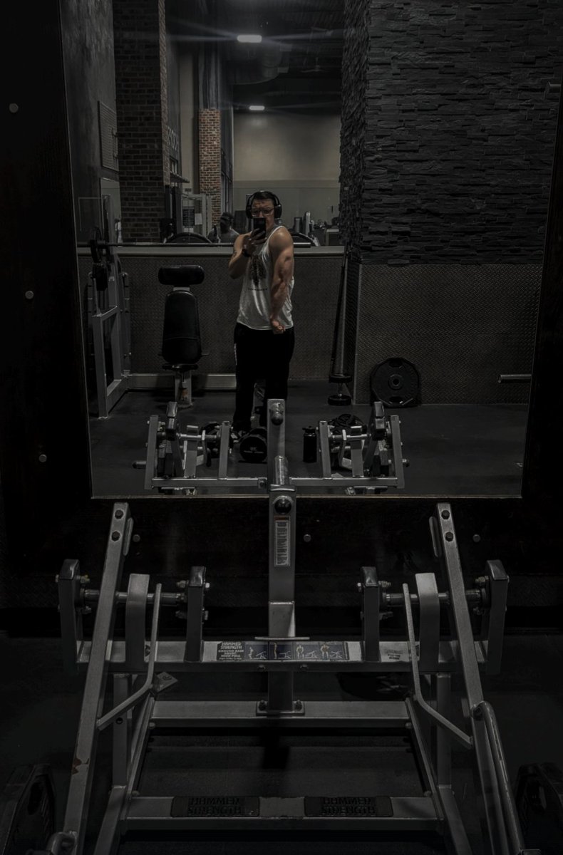 Chris_Studios's tweet image. Designers make sure you lift today so you can push pixels better than Ai can 🤙