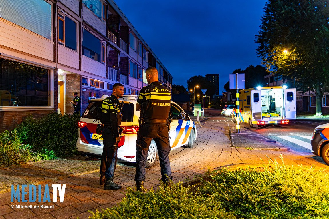 VIDEO | Vrouw aangehouden na steekpartij in woning Burgemeester de Gaay Fortmanstraat Ridderkerk

mediatv.nl/nieuws/nieuws/…