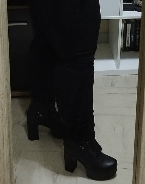 Agenouille toi en silence et embrasse mes pieds petit sub.