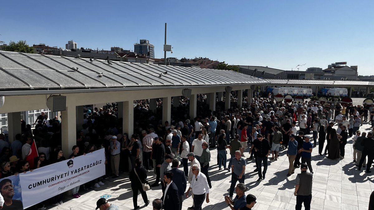 Ankara, fikir meydanında bir yiğidini uğurluyor.
Nihat Genç; kalemiyle haksızlığa karşı isyan eden, kelamıyla milletin vicdanına dokunan gerçek bir Anadolu çocuğuydu. Türk Milletinin bağrından kopup gelen bu düşünce neferine minnetle…

Ruhu şad olsun. Mekanı cennet, adı