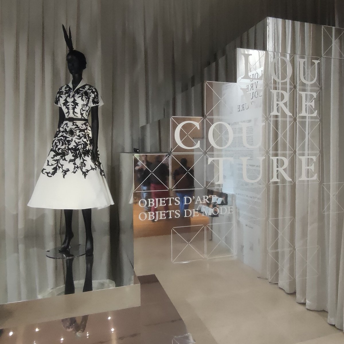CBreteuil's tweet photo. [L'Expo de l'Année 😱 ?]
#CarnetDeCulture 

Le @MuseeLouvre propose pour deux semaines encore une exposition extraordinaire 😻

Louvre Couture, objets d'art - objets de mode est LA réussite de 2025

Un thread robes et pinceaux, sur du beau, et du re-beau ⤵️