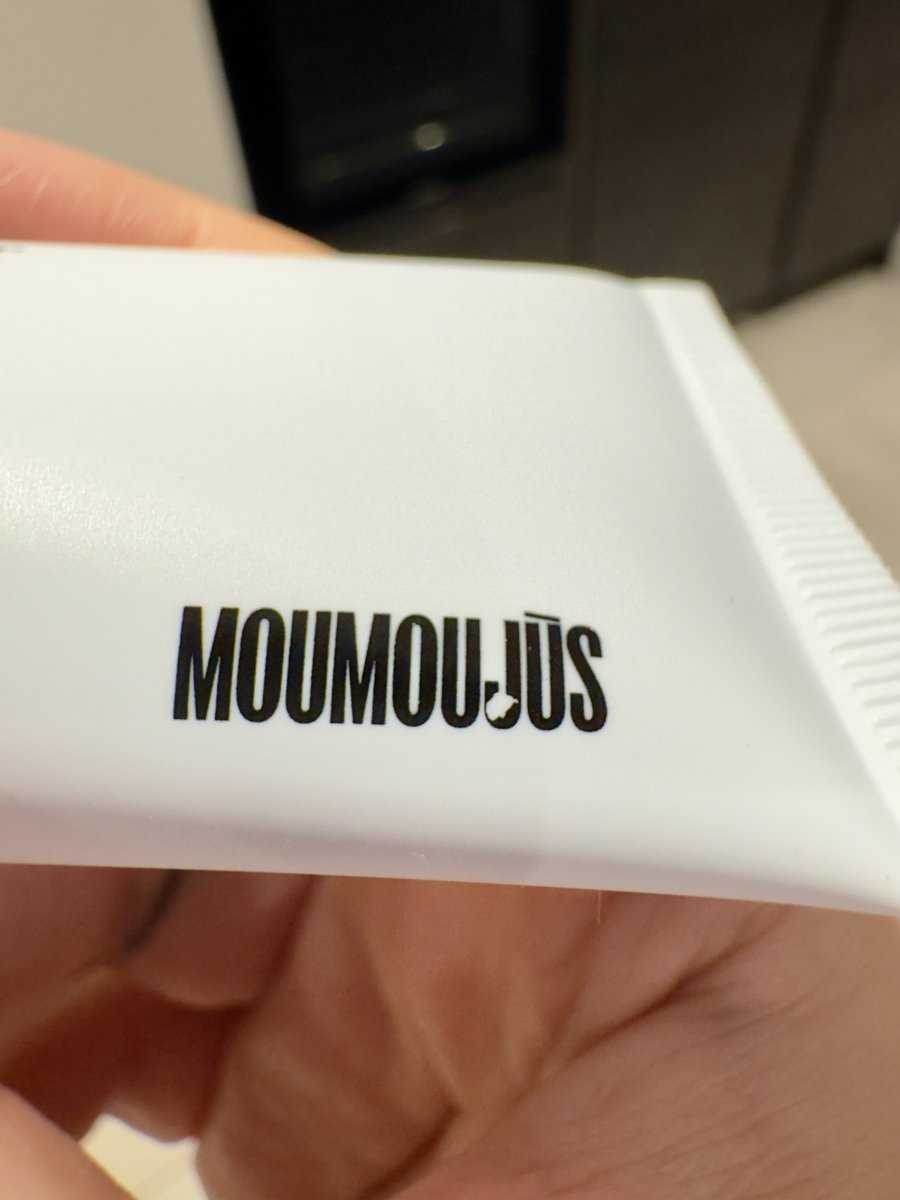 fffabs's tweet image. As I was going through the huge box of tubes for my skincare brand, I’ve noticed a little artefact on the logo. It’s not a big deal as the logo is tiny (but I am a perfectionist and this bothered me).
The manufacturer was very kind to offer free replacement but it would be a…