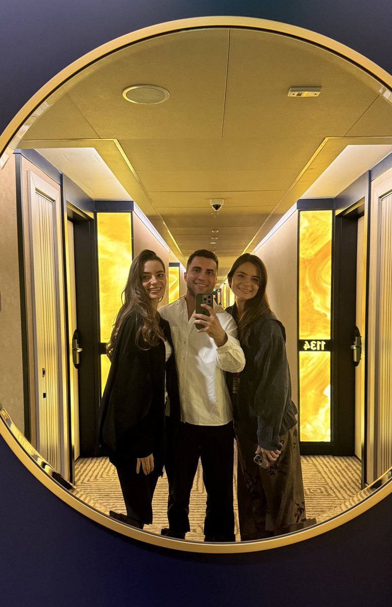 Счастливый с сестрами по Москве гулял