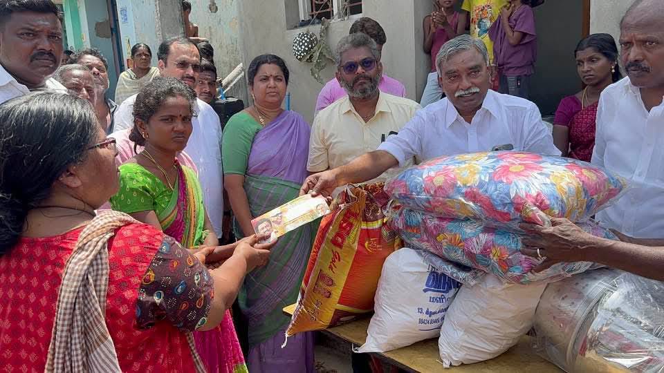 Poondi K Kalaivanan (@kalaivanandmk) on Twitter photo திருவாரூர் நகராட்சி, திலகர் 2 வது தெருவில் தீயினால் எரிந்து வீடுகளை இழந்த குடும்பத்தினரை சந்தித்து தேவையான உதவிகளை செய்தோம்
<a href="/mkstalin/">M.K.Stalin</a> <a href="/Udhaystalin/">Udhay</a> <a href="/arivalayam/">DMK</a> <a href="/dmk_youthwing/">DMK Youth Wing</a> <a href="/DMKITwing/">DMK IT WING</a> <a href="/DMK_Updates/">DMK Updates</a> <a href="/DMKTiruvarur/">Tiruvarur DMK</a> <a href="/dmk_en/">Ellorum nammudan</a> திருவாரூர் நகராட்சி, திலகர் 2 வது தெருவில் தீயினால் எரிந்து வீடுகளை இழந்த குடும்பத்தினரை சந்தித்து தேவையான உதவிகளை செய்தோம்
<a href="/mkstalin/">M.K.Stalin</a> <a href="/Udhaystalin/">Udhay</a> <a href="/arivalayam/">DMK</a> <a href="/dmk_youthwing/">DMK Youth Wing</a> <a href="/DMKITwing/">DMK IT WING</a> <a href="/DMK_Updates/">DMK Updates</a> <a href="/DMKTiruvarur/">Tiruvarur DMK</a> <a href="/dmk_en/">Ellorum nammudan</a>