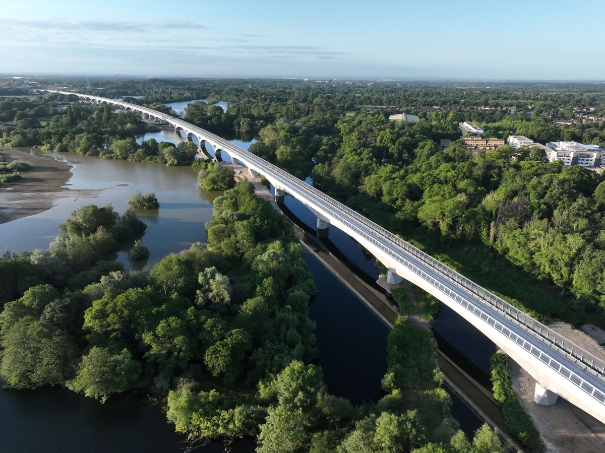 HS2ltd's tweet image. Some recent 📸's of our construction progress👇
An aerial view of the Lower Thorpe Viaduct deck installed in its final position 📷.
The first launch of the M6 South viaduct 'East Deck' 📷.
A striking view of the Colne Valley Viaduct, curving over the lakes 📷.
#HS2InPictures