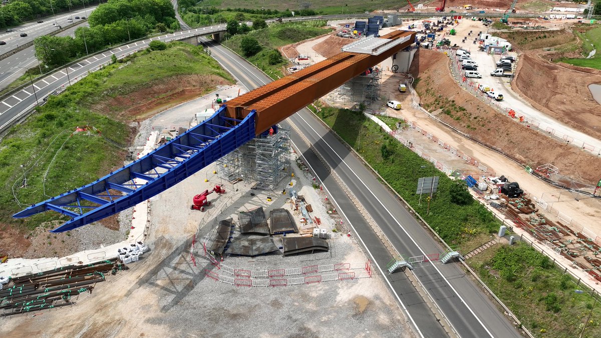 HS2ltd's tweet image. Some recent 📸's of our construction progress👇
An aerial view of the Lower Thorpe Viaduct deck installed in its final position 📷.
The first launch of the M6 South viaduct 'East Deck' 📷.
A striking view of the Colne Valley Viaduct, curving over the lakes 📷.
#HS2InPictures