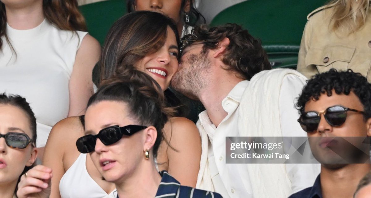 AndrewLatamUp's tweet photo. 📸| Más imágenes de Andrew Garfield y Monica Barbaro en Wimbledon. 👩🏻‍❤️‍💋‍👨🏻 https://t.co/F0e7jg6RSi