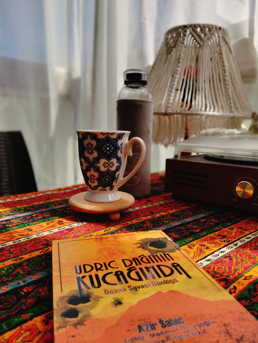 Kitap var, kahve var, huzur eksik kalır mı?
Sessizlikle yarışan cümleler, kahveyle yarışan renkler…
#UdricDağınınKucağında #KitapKahveBalkon
📚☕🪑 Siz de böyle köşelere kaçıyor musunuz?
#PazarRuhu