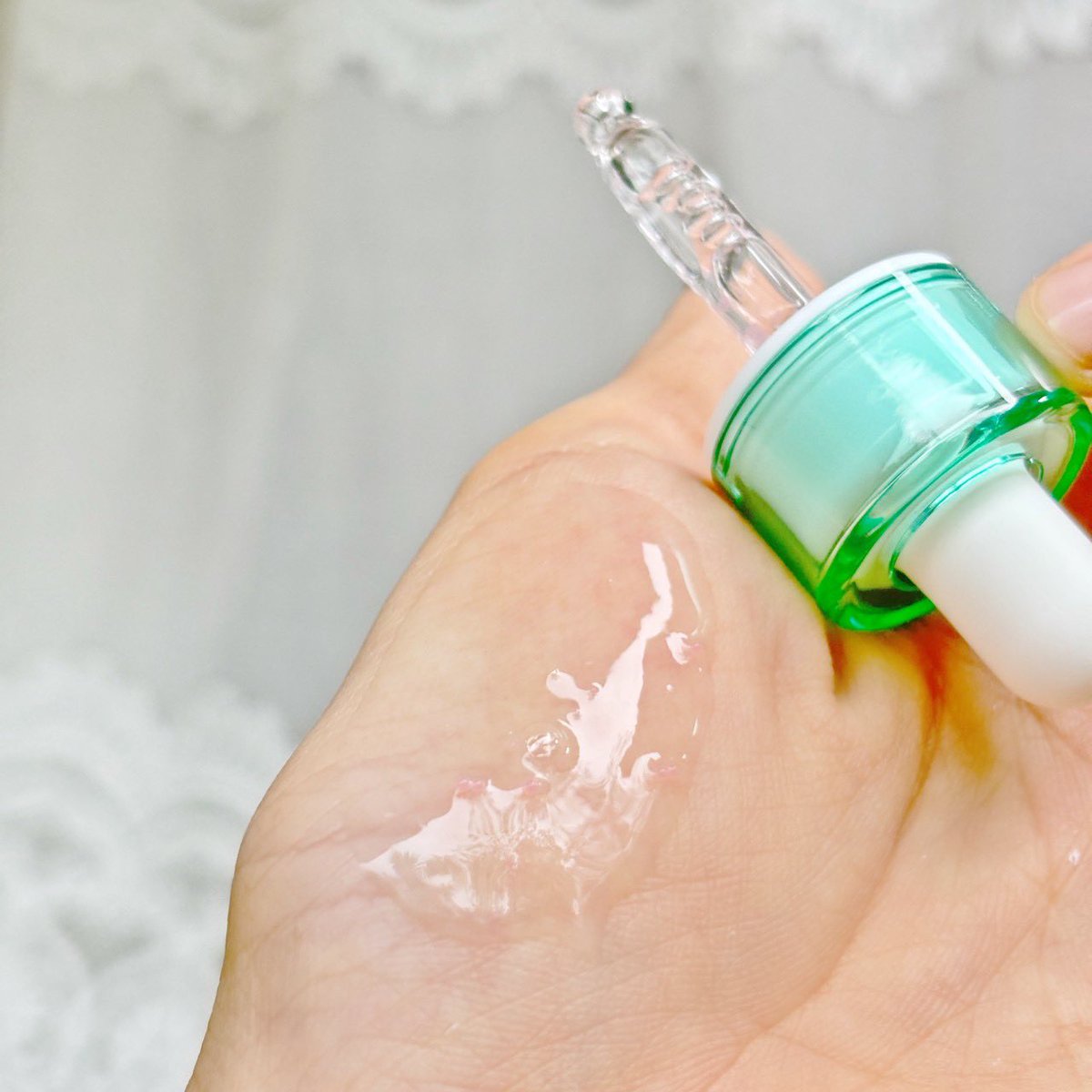 haneiihipz's tweet image. ขวดจิ๋วแต่แจ๋วจริง 💦 ตอนแรกทาแค่จุดๆ แต่ตอนนี้ทาทั้งหน้าเลย ช่วยลดรอยสิว ช่วยให้ผิวดูเนียนขึ้น รูขุมขนกระชับขึ้นนิดนึงด้วย 💚 ไม่แสบ ไม่ระคายเคืองเลย ใช้แล้วหน้าใสขึ้นแบบค่อยเป็นค่อยไป แต่เห็นผลอะ ชอบมากๆ ✨ #AXISY #SpotDifference #BlemishCare