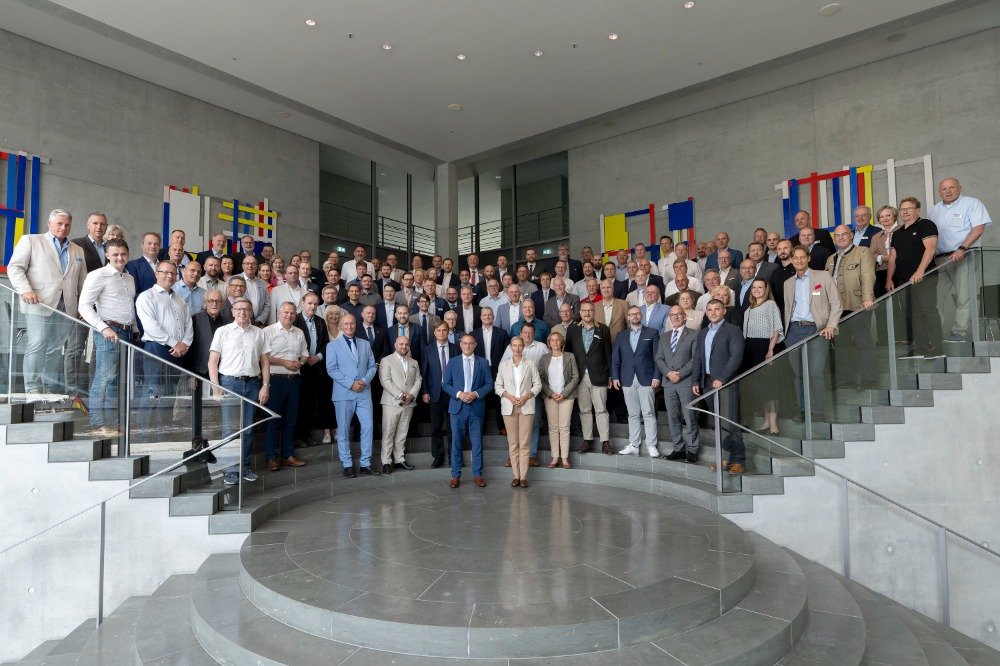 Alice Weidel (@alice_weidel) on Twitter photo Vielen Dank für die konstruktive Zusammenarbeit bei unserer Klausurtagung an diesem Wochenende. Ich bin stolz auf unsere <a href="/AfDimBundestag/">AfD-Fraktion im Deutschen Bundestag 🇩🇪</a> und freue mich auf die kommenden Monate! Vielen Dank für die konstruktive Zusammenarbeit bei unserer Klausurtagung an diesem Wochenende. Ich bin stolz auf unsere <a href="/AfDimBundestag/">AfD-Fraktion im Deutschen Bundestag 🇩🇪</a> und freue mich auf die kommenden Monate!