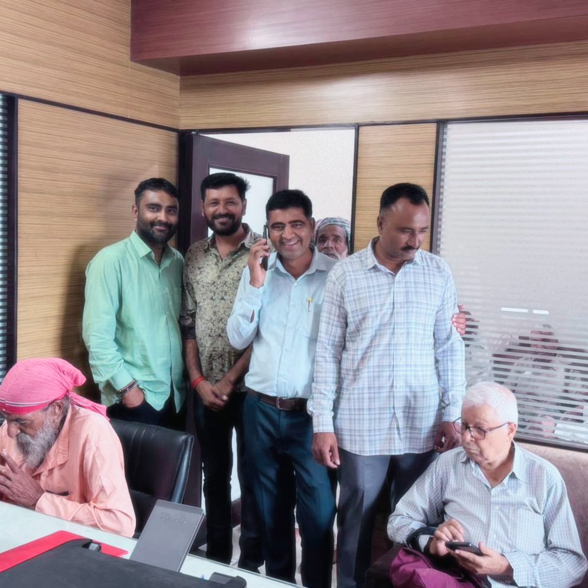 મોદી સરકાર ના સેવા, સુશાસન અને ગરીબ કલ્યાણ ના ૧૧ વર્ષ પૂર્ણ થવાના અવસરે વય વંદના કાર્યક્રમ અંતર્ગત ધારાસભ્ય શ્રી હીરાભાઈ સોલંકી ની રાજુલા સ્થિત કાર્યાલય ખાતે વડીલોને આયુષ્યમાન કાર્ડ કાઢી આપવામાં આવ્યા.