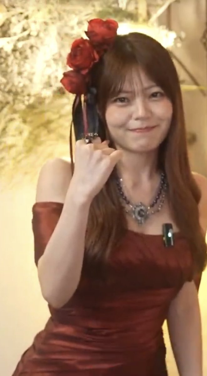 さ○みの谷間がうっすらと見えた！
おっぱいにしか目がいかなかった💗