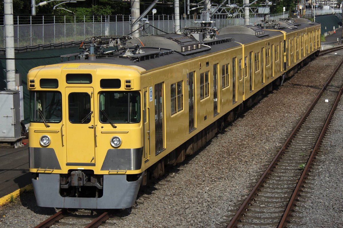 旅立ちの準備が進む2417F＋2419F
最初で最後の旧2000系甲種ですね
