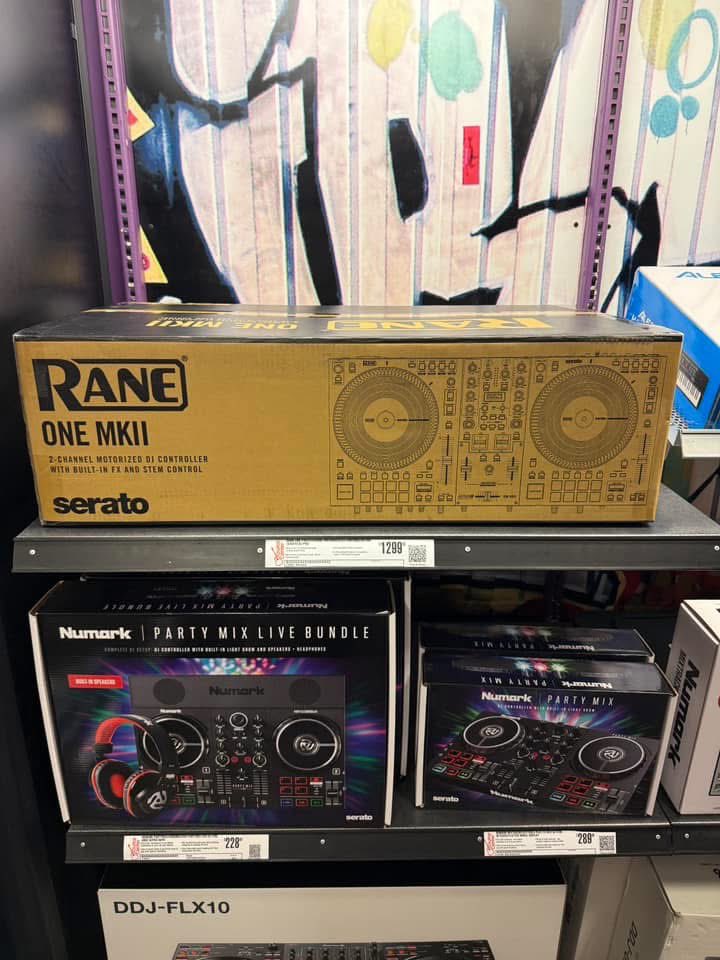 AndreArkade's tweet photo. The new Rane One MK2 DJ controller is not only showing up at some Guitar Center’s, someone actually managed to PURCHASE one! 😳 The official launch is imminent..
#RaneOne #RaneOneMk2 https://t.co/4p1VV26gXE