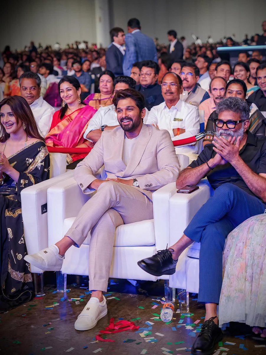 AAFan_Bujjamma's tweet image. Anduke eppudu black kakunda vere colours kuda try cheyali 😍😎
Super unnav bujji @alluarjun e outfit lo🤗😘