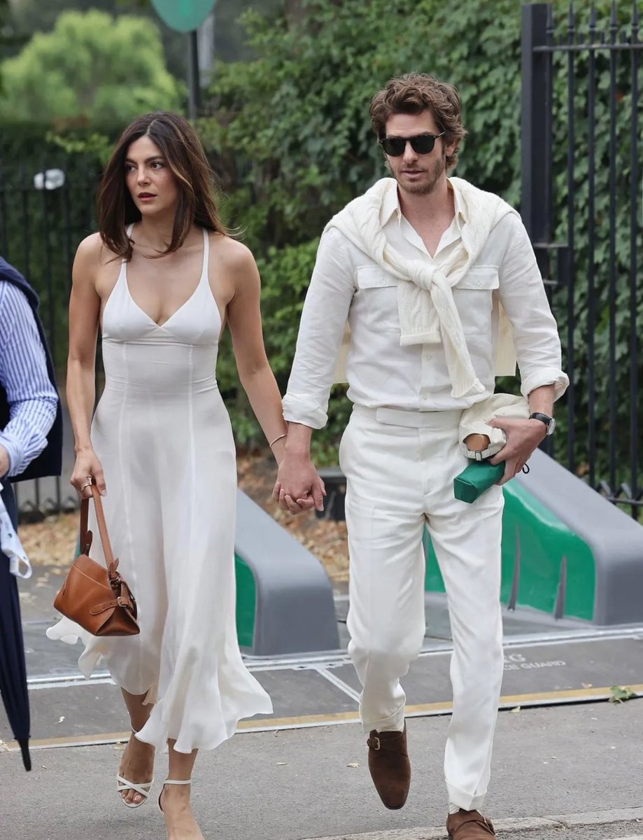 MBarbaroUpdates's tweet image. 📷 | Monica Barbaro and her boyfriend Andrew Garfield attending Wimbledon today! ✨