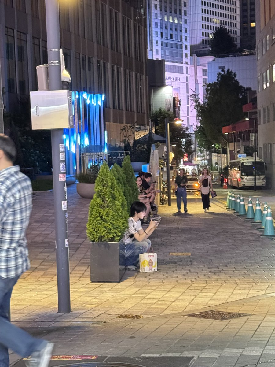 pengjinyu_7S_CN's tweet image. 250706 흑발 펑진위
🎙️ “오늘 명동 가는데 펑진위가 길가에 쪼그리고 앉아서 식빵 먹고 있더라”
너무 귀여워요……🥹
#펑진위 #pengjinyu #BOYS2PLANET #보이즈2플래닛
