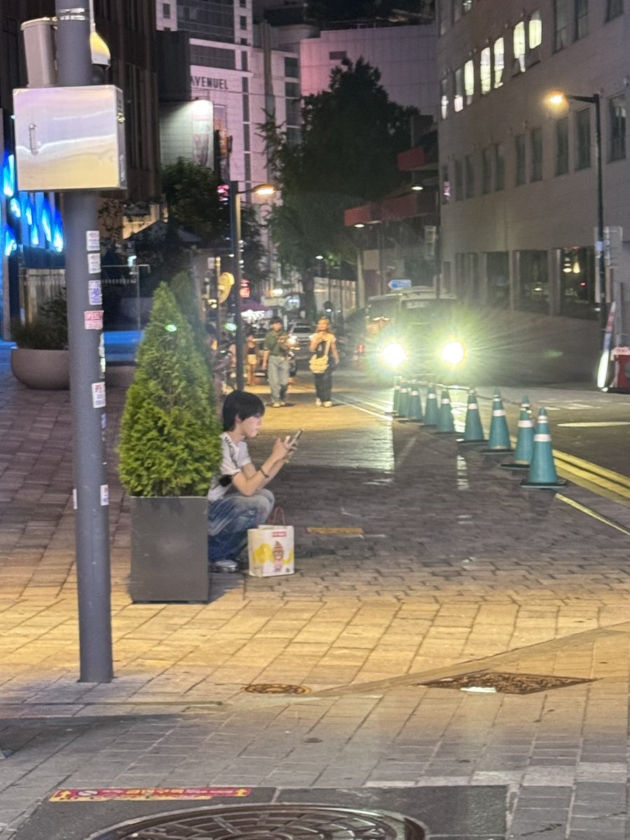 pengjinyu_7S_CN's tweet image. 250706 흑발 펑진위
🎙️ “오늘 명동 가는데 펑진위가 길가에 쪼그리고 앉아서 식빵 먹고 있더라”
너무 귀여워요……🥹
#펑진위 #pengjinyu #BOYS2PLANET #보이즈2플래닛