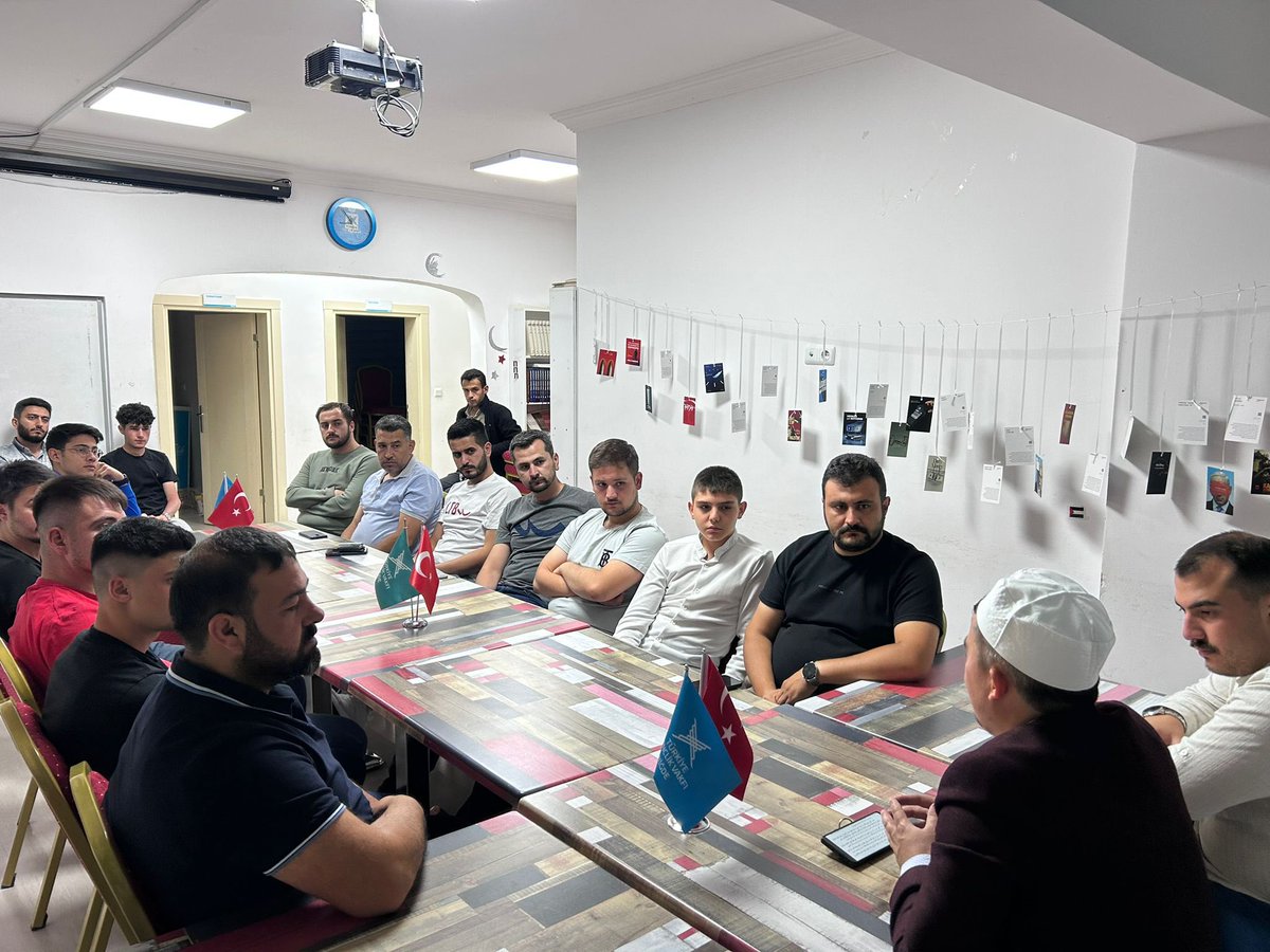 Velhasıl sohbetleri kapsamında bu hafta "Sevgili Peygamberimiz" konusunu Niğde İl Müftü Yardımcısı kıymetli hocamız sayın Mücahit GÖKTAŞ beyefendinin katılımlarıyla işledik.

Sayın Hocamıza samimi ve hoş sohbetlerinden dolayı çok teşekkür ederiz.