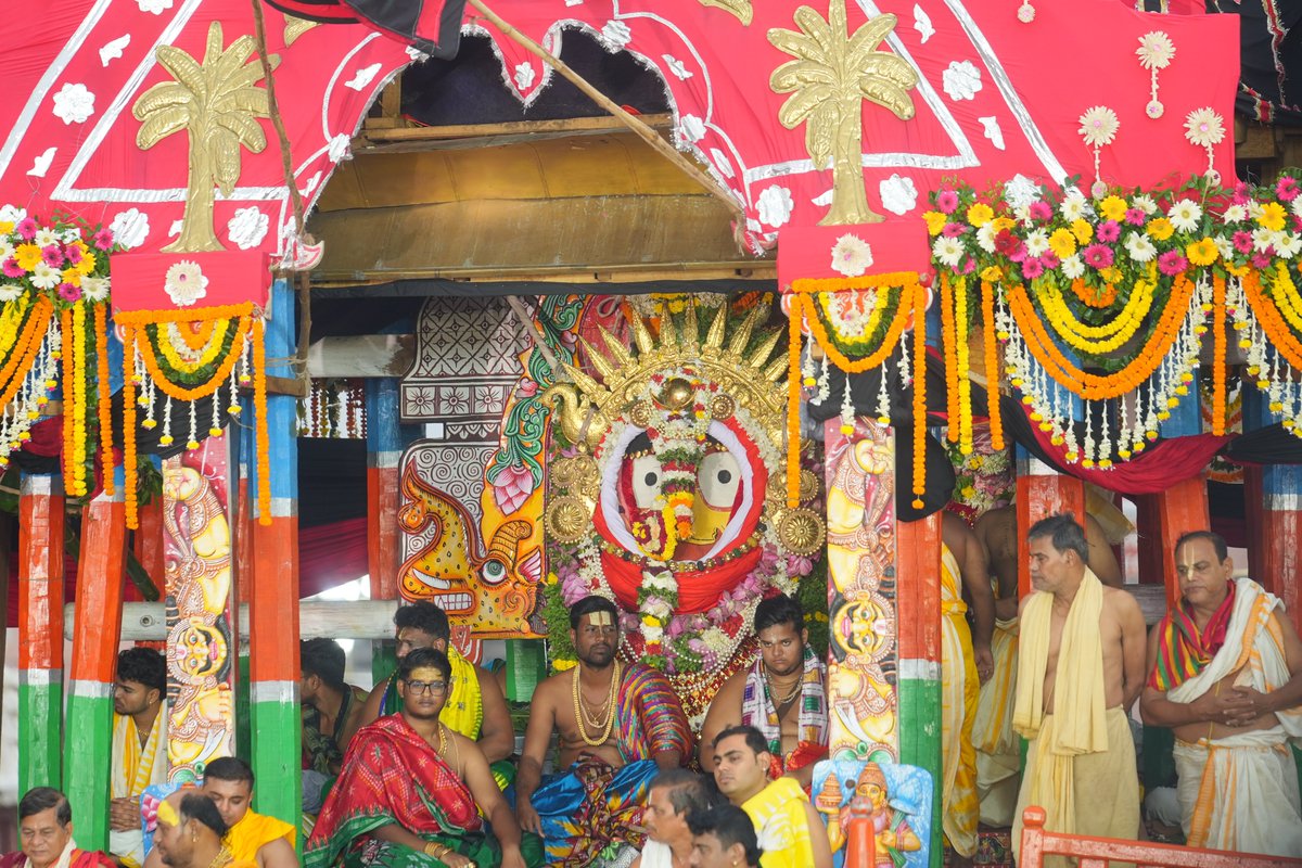 JagannathaDhaam's tweet photo. ସୁନାବେଶରେ ଦେବୀ ସୁଭଦ୍ରାଙ୍କ ଦର୍ଶନ କରୁଛନ୍ତି ଭକ୍ତ 

The enchanting appearance of Devi Subhadra in the Suna Besha captivates the devotees.

#RathaJatra2025 #RathaYatra2025 #ShreeJagannathaDhaam #Sunabesha2025 https://t.co/tdX7Nwv0TS