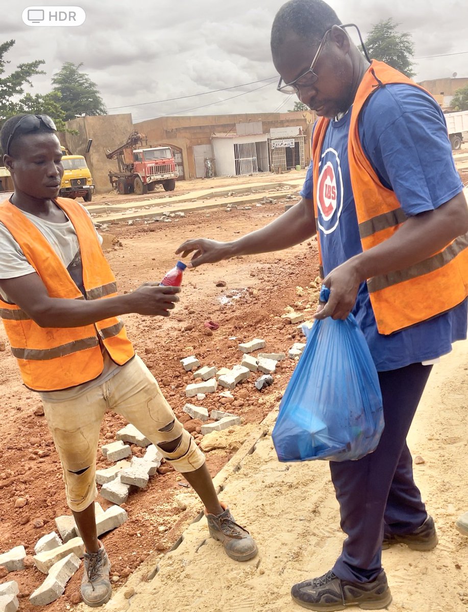 Les travaux de construction de route publique passent a 50mettres de ma porte. Ce matin je suis allé offrir 3 heures de temps de volontariat pour aider a construire mon pays. Je prefere les actions aux verbes. 🇳🇪💪🏽facebook.com/share/p/1CWEim…?