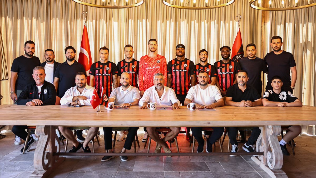Arca Çorum Futbol Kulübü olarak; Kulüp Başkanımız Oğuzhan Yalçın, Arca Savunma ortağı olan Savaş Balçık ve Balkar Şirketler Grubu CEO’su Baran Korkmazoğlu’nun katılımıyla gerçekleştirilen imza töreninde, 2025–2026 sezonuna şampiyonluk hedefiyle başlayan adımda profesyonel